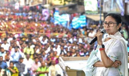 গৃহযুদ্ধের আবহে ধর্মতলায় দাঁড়িয়ে মমতার বিরাট হুঁশিয়ারি! কার দিকে নিশানা মুখ্যমন্ত্রীর? গৃহযুদ্ধের আবহে ধর্মতলায় দাঁড়িয়ে মমতার বিরাট হুঁশিয়ারি! কার দিকে নিশানা মুখ্যমন্ত্রীর?