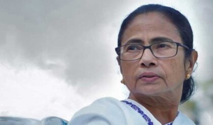অন্দরে ফাটল? মমতার ধর্না মঞ্চেও এখন ‘অভিষেক-ঘনিষ্ঠদের’ জয়জয়কার! অন্দরে ফাটল? মমতার ধর্না মঞ্চেও এখন ‘অভিষেক-ঘনিষ্ঠদের’ জয়জয়কার!