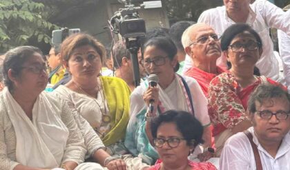 বিজেপি বনাম মমতা লড়াইয়ে নতুন মোড়! পুলিশের বাধা উপেক্ষা করে হ্যান্ড মাইকেই তোপ দাগলেন দিদি। বিজেপি বনাম মমতা লড়াইয়ে নতুন মোড়! পুলিশের বাধা উপেক্ষা করে হ্যান্ড মাইকেই তোপ দাগলেন দিদি।