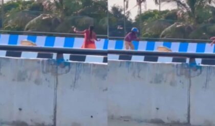 রাস্তাই এখন স্টুডিও! ফ্লাইওভারের ওপর স্ত্রীকে নিয়ে রিল শ্যুট স্বামীর, ভিডিও ভাইরাল রাস্তাই এখন স্টুডিও! ফ্লাইওভারের ওপর স্ত্রীকে নিয়ে রিল শ্যুট স্বামীর, ভিডিও ভাইরাল