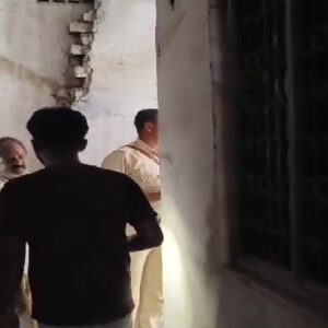 ‘হরর মুভি’-র সেট! মালদার ১৯৫৩-র লাইব্রেরির করুণ দশা দেখে ক্ষুব্ধ গ্রন্থাগারমন্ত্রী