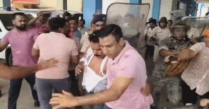 জগদ্দলে চরম উত্তেজনা: তোলাবাজি-কাটমানির অভিযোগে ধৃত তৃণমূল নেতাকে লক্ষ্য করে ডিম-ঘুষি!