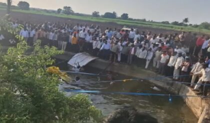 মহারাষ্ট্রে মর্মান্তিক দুর্ঘটনা: জলাধারে তলিয়ে গেল তীর্থযাত্রী বোঝাই গাড়ি, শিশুসহ মৃত ৮ মহারাষ্ট্রে মর্মান্তিক দুর্ঘটনা: জলাধারে তলিয়ে গেল তীর্থযাত্রী বোঝাই গাড়ি, শিশুসহ মৃত ৮