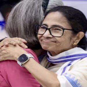 কলকাতায় সিআইডি-র তল্লাশি, দিল্লিতে সোনিয়ার সঙ্গে মমতা! জাতীয় রাজনীতিতে নতুন সমীকরণ?