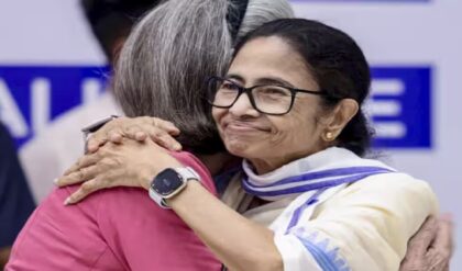 কলকাতায় সিআইডি-র তল্লাশি, দিল্লিতে সোনিয়ার সঙ্গে মমতা! জাতীয় রাজনীতিতে নতুন সমীকরণ?