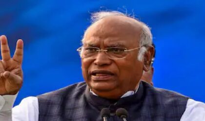 উজ্জ্বলা যোজনায় বড়সড় কোপ! ভর্তুকিযুক্ত সিলিন্ডারের সংখ্যা কমিয়ে তোলপাড়, খাড়গের নিশানায় মোদী সরকার উজ্জ্বলা যোজনায় বড়সড় কোপ! ভর্তুকিযুক্ত সিলিন্ডারের সংখ্যা কমিয়ে তোলপাড়, খাড়গের নিশানায় মোদী সরকার