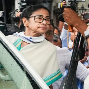 মমতার হাতছাড়া হবে ঘাসফুল প্রতীক? তৃণমূলের অন্দরে কি চূড়ান্ত ফাটল? মমতার হাতছাড়া হবে ঘাসফুল প্রতীক? তৃণমূলের অন্দরে কি চূড়ান্ত ফাটল?