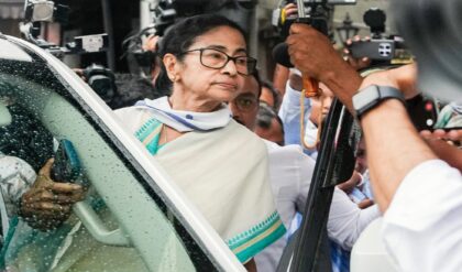 মমতার হাতছাড়া হবে ঘাসফুল প্রতীক? তৃণমূলের অন্দরে কি চূড়ান্ত ফাটল?