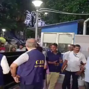 দুপুর ৩টে ২০-এ কালীঘাটে সিআইডি! মমতার বাড়ির সামনে হুলস্থুল কাণ্ড, কী ঘটল ৪৫ মিনিটে? দুপুর ৩টে ২০-এ কালীঘাটে সিআইডি! মমতার বাড়ির সামনে হুলস্থুল কাণ্ড, কী ঘটল ৪৫ মিনিটে?