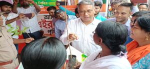 ‘এখনও কি মাথায় তৃণমূল ঘুরছে?’ জনকল্যাণ শিবিরের অব্যবস্থায় প্রকাশ্যেই মেজাজ হারালেন মন্ত্রী!