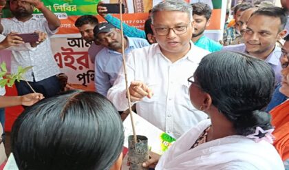 ‘এখনও কি মাথায় তৃণমূল ঘুরছে?’ জনকল্যাণ শিবিরের অব্যবস্থায় প্রকাশ্যেই মেজাজ হারালেন মন্ত্রী! ‘এখনও কি মাথায় তৃণমূল ঘুরছে?’ জনকল্যাণ শিবিরের অব্যবস্থায় প্রকাশ্যেই মেজাজ হারালেন মন্ত্রী!