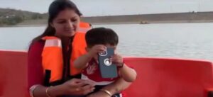 হঠাৎ কী করল এই শিশু? মায়ের দামী আইফোন হ্রদে ফেলে দিতেই ভাইরাল ভিডিও!