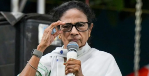 দল ভাঙার আতঙ্কে কালীঘাটে জরুরি বৈঠক! মমতা কি পারবেন তৃণমূলের ঘর সামলাতে?
