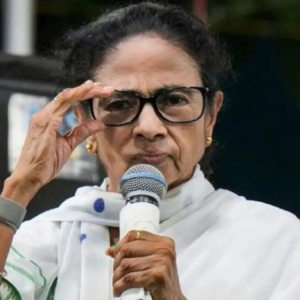 দল ভাঙার আতঙ্কে কালীঘাটে জরুরি বৈঠক! মমতা কি পারবেন তৃণমূলের ঘর সামলাতে? দল ভাঙার আতঙ্কে কালীঘাটে জরুরি বৈঠক! মমতা কি পারবেন তৃণমূলের ঘর সামলাতে?