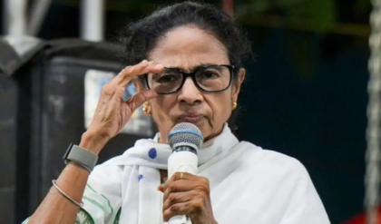 দল ভাঙার আতঙ্কে কালীঘাটে জরুরি বৈঠক! মমতা কি পারবেন তৃণমূলের ঘর সামলাতে?