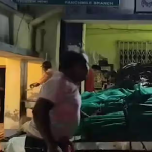নামখানায় সরকারি ত্রাণ লুঠ! তৃণমূল নেতার গোডাউন থেকে উদ্ধার ত্রিপল-সার, পলাতক অভিযুক্ত নামখানায় সরকারি ত্রাণ লুঠ! তৃণমূল নেতার গোডাউন থেকে উদ্ধার ত্রিপল-সার, পলাতক অভিযুক্ত