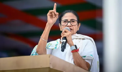 রণংদেহি মেজাজে মমতা বন্দ্যোপাধ্যায়, ‘সবাইকে নিয়ে লড়াই জারি থাকবে’ ধর্নামঞ্চ থেকে দিলেন চূড়ান্ত নির্দেশ রণংদেহি মেজাজে মমতা বন্দ্যোপাধ্যায়, ‘সবাইকে নিয়ে লড়াই জারি থাকবে’ ধর্নামঞ্চ থেকে দিলেন চূড়ান্ত নির্দেশ