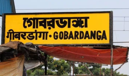 রেললাইনে মাথা দিয়ে শুয়ে হকারদের রুখে দাঁড়ানোর চেষ্টা! গোবরডাঙায় বুলডোজার নামতেই রণক্ষেত্র রেললাইনে মাথা দিয়ে শুয়ে হকারদের রুখে দাঁড়ানোর চেষ্টা! গোবরডাঙায় বুলডোজার নামতেই রণক্ষেত্র