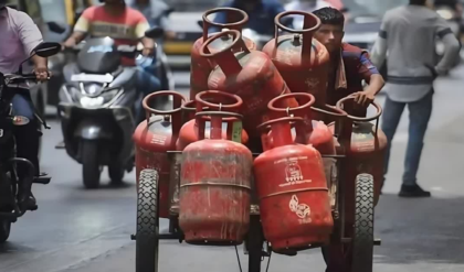 ফের আকাশছোঁয়া গ্যাসের দাম! ৫ কেজির ছোট সিলিন্ডারেও বড় ঝটকা, জেনে নিন আপনার শহরের নতুন রেট