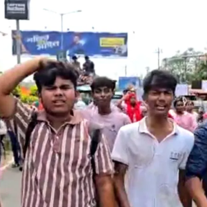 ‘মাঝপথে আমাদের ভবিষ্যৎ অন্ধকার!’ প্রাইভেট টিউশন নিয়ে কড়া নির্দেশ আসতেই পথে নামল পড়ুয়ারা ‘মাঝপথে আমাদের ভবিষ্যৎ অন্ধকার!’ প্রাইভেট টিউশন নিয়ে কড়া নির্দেশ আসতেই পথে নামল পড়ুয়ারা