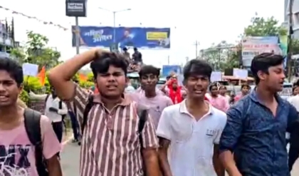 ‘মাঝপথে আমাদের ভবিষ্যৎ অন্ধকার!’ প্রাইভেট টিউশন নিয়ে কড়া নির্দেশ আসতেই পথে নামল পড়ুয়ারা ‘মাঝপথে আমাদের ভবিষ্যৎ অন্ধকার!’ প্রাইভেট টিউশন নিয়ে কড়া নির্দেশ আসতেই পথে নামল পড়ুয়ারা