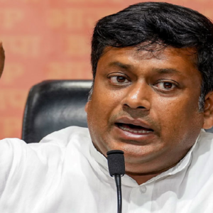 ‘শেষে একা পড়ে থাকবেন মমতা’! তৃণমূলের গণ-পদত্যাগে চরম কটাক্ষ কেন্দ্রীয় মন্ত্রী সুকান্ত মজুমদারের ‘শেষে একা পড়ে থাকবেন মমতা’! তৃণমূলের গণ-পদত্যাগে চরম কটাক্ষ কেন্দ্রীয় মন্ত্রী সুকান্ত মজুমদারের