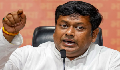 ‘শেষে একা পড়ে থাকবেন মমতা’! তৃণমূলের গণ-পদত্যাগে চরম কটাক্ষ কেন্দ্রীয় মন্ত্রী সুকান্ত মজুমদারের