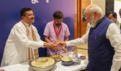নেহরুর রেকর্ড ভেঙে ইতিহাস! ১২ বছর পূর্ণ করে মোদীর হাতে ‘বাংলার স্পেশাল’ ঝালমুড়ি নেহরুর রেকর্ড ভেঙে ইতিহাস! ১২ বছর পূর্ণ করে মোদীর হাতে ‘বাংলার স্পেশাল’ ঝালমুড়ি