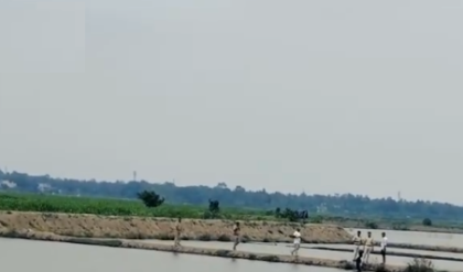 হাড়োয়ায় খালেক মোল্লার মেছো ঘেরিতে পুলিশি তল্লাশি! আগ্নেয়াস্ত্রের খোঁজে জলে নামল বিপর্যয় মোকাবিলা বাহিনী হাড়োয়ায় খালেক মোল্লার মেছো ঘেরিতে পুলিশি তল্লাশি! আগ্নেয়াস্ত্রের খোঁজে জলে নামল বিপর্যয় মোকাবিলা বাহিনী