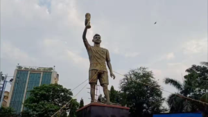 বিপদ ছিল মাথার ওপর! ঝোড়ো হাওয়ায় কাঁপতে থাকা মেসি মূর্তিকে নামিয়ে আনল প্রশাসন, জানুন বিস্তারিত