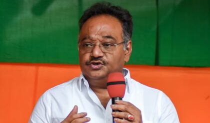 শমীক ভট্টাচার্যকে সরাচ্ছে বিজেপি? ক্ষমতা দখলের এক বছরের মধ্যেই বড় চমক! শমীক ভট্টাচার্যকে সরাচ্ছে বিজেপি? ক্ষমতা দখলের এক বছরের মধ্যেই বড় চমক!