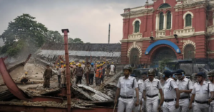 তারাতলা বিপর্যয়ে মৃত্যুমিছিল ১৫! ধ্বংসস্তূপের নিচে আরও প্রাণের আশঙ্কা, যুদ্ধকালীন তৎপরতায় উদ্ধারকাজ