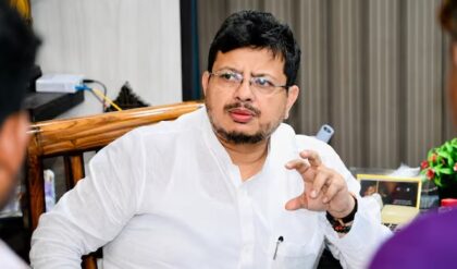 তৃণমূলে কি বড় ভাঙন আসন্ন? ‘বিদ্রোহী’ ঋতব্রতর মন্তব্যে তুঙ্গে রাজনৈতিক জল্পনা