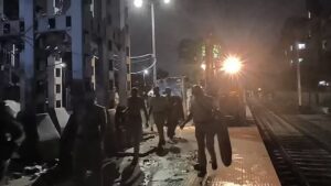 মধ্যরাতে বুলডোজার গর্জন! পার্ক সার্কাস স্টেশনে অবৈধ দোকান গুঁড়িয়ে দিল রেল