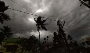 আকাশ কালো করে দুর্যোগের শুরু, সপ্তাহের শুরুতেই রাজ্যের ২৩ জেলায় সতর্কতা