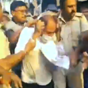 ৭ কোটির দুর্নীতি ফাঁস! আরামবাগে পুলিশের কনভয়ে ডিম-ছুঁড়ে বিক্ষোভ, কাঠগড়ায় স্বপন নন্দী ৭ কোটির দুর্নীতি ফাঁস! আরামবাগে পুলিশের কনভয়ে ডিম-ছুঁড়ে বিক্ষোভ, কাঠগড়ায় স্বপন নন্দী