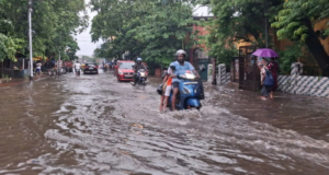 ঝেঁপে বৃষ্টিতে কার্যত অচল কলকাতা! শিয়ালদা থেকে আর জি কর, জলমগ্ন শহরের রাজপথ