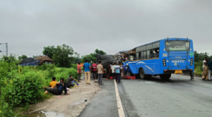 দাঁড়িয়ে থাকা ট্রেলারে সজোরে ধাক্কা সরকারি বাসের, উত্তরবঙ্গের প্রাণঘাতী দুর্ঘটনায় মৃত ৪!