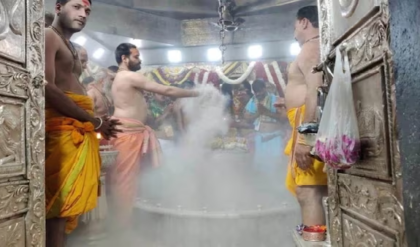 মহাকাল মন্দিরে বড়সড় দুর্নীতি! ভস্ম আরতির নামে ভক্তদের থেকে আদায় হচ্ছে হাজার হাজার টাকা
