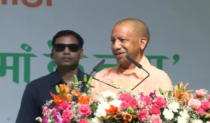 ‘সরকার কল দিচ্ছে, আর ওরা চুরি করছে!’ লখনউয়ের মঞ্চে যোগীর মন্তব্যে হাসির রোল