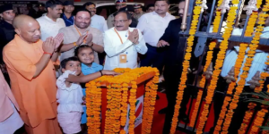 যোগীর মানবিক রূপ: প্রোটোকল ভেঙে ছোট বোনদের হাতে ফিতা কাটালেন মুখ্যমন্ত্রী!