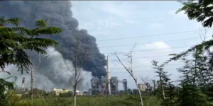 কারখানা কর্তৃপক্ষের গাফিলতি? মধ্যরাতে গ্যাসের গন্ধে আতঙ্ক, ভোর হতেই দাউদাউ আগুনে জ্বলল হলদিয়া!