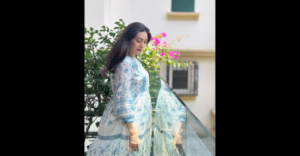 নবাবী মেজাজে করিশ্মা! ৫২-তে পা দিয়ে নিজের হাতে সাজানো স্বপ্নের অন্দরমহল দেখালেন ‘লোলো’