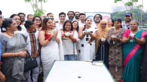 খাঁচা ভেঙে মুক্তির বার্তা! কলকাতার আকাশে সাদা পায়রা উড়িয়ে অভিনব প্রচার ‘পিঞ্জর’-এর