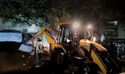 ট্র্যাকের ধারের দখলদারি রুখতে কড়া পদক্ষেপ, রাতভর উচ্ছেদ অভিযানে সন্তোষপুর স্টেশনে হুলস্থুল ট্র্যাকের ধারের দখলদারি রুখতে কড়া পদক্ষেপ, রাতভর উচ্ছেদ অভিযানে সন্তোষপুর স্টেশনে হুলস্থুল