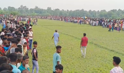 মিনাখাঁর মাঠে অশ্বখুরের লড়াই! ৮৯ বছরের পুরনো লোকসংস্কৃতি দেখতে উপচে পড়ল ভিড় মিনাখাঁর মাঠে অশ্বখুরের লড়াই! ৮৯ বছরের পুরনো লোকসংস্কৃতি দেখতে উপচে পড়ল ভিড়