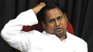 ‘স্যাটা ভাঙা’ মন্তব্যের চরম মূল্য! হুমায়ুন কবীরের বাড়িতে পুলিশের হানা, জারি নোটিশ