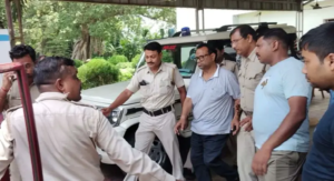 বাড়ির নিচে গোপন সুড়ঙ্গ! প্রাক্তন তৃণমূল বিধায়কের ‘গুপ্তধনের’ খোঁজে হুলস্থূল কালনায়, উত্তাল এলাকা