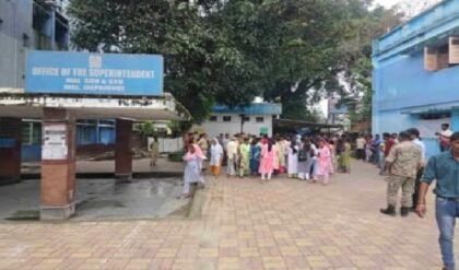 . মালবাজার হাসপাতালে রোগীর মৃত্যু ঘিরে রণক্ষেত্র! উত্তাল পরিস্থিতি সামলাতে নামল কেন্দ্রীয় বাহিনী . মালবাজার হাসপাতালে রোগীর মৃত্যু ঘিরে রণক্ষেত্র! উত্তাল পরিস্থিতি সামলাতে নামল কেন্দ্রীয় বাহিনী