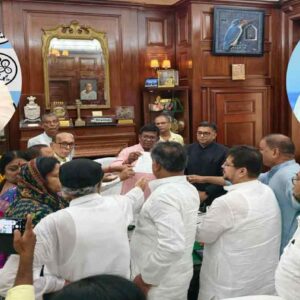 তৃণমূলের অন্দরে মহাবিদ্রোহ! ৫৮ জন বিধায়কের বিদ্রোহে নড়েবড়ে শাসকদল? তৃণমূলের অন্দরে মহাবিদ্রোহ! ৫৮ জন বিধায়কের বিদ্রোহে নড়েবড়ে শাসকদল?